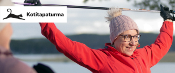 Nainen pipo p&auml;&auml;ss&auml; venyttelee ulkona kepin kanssa